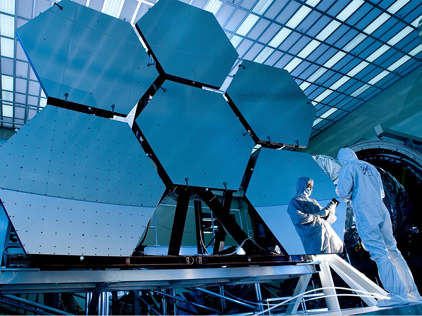 operai che lavorano in laboratorio industriale
