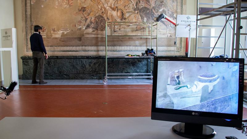 Persona guarda al mosaico con gli smart glass