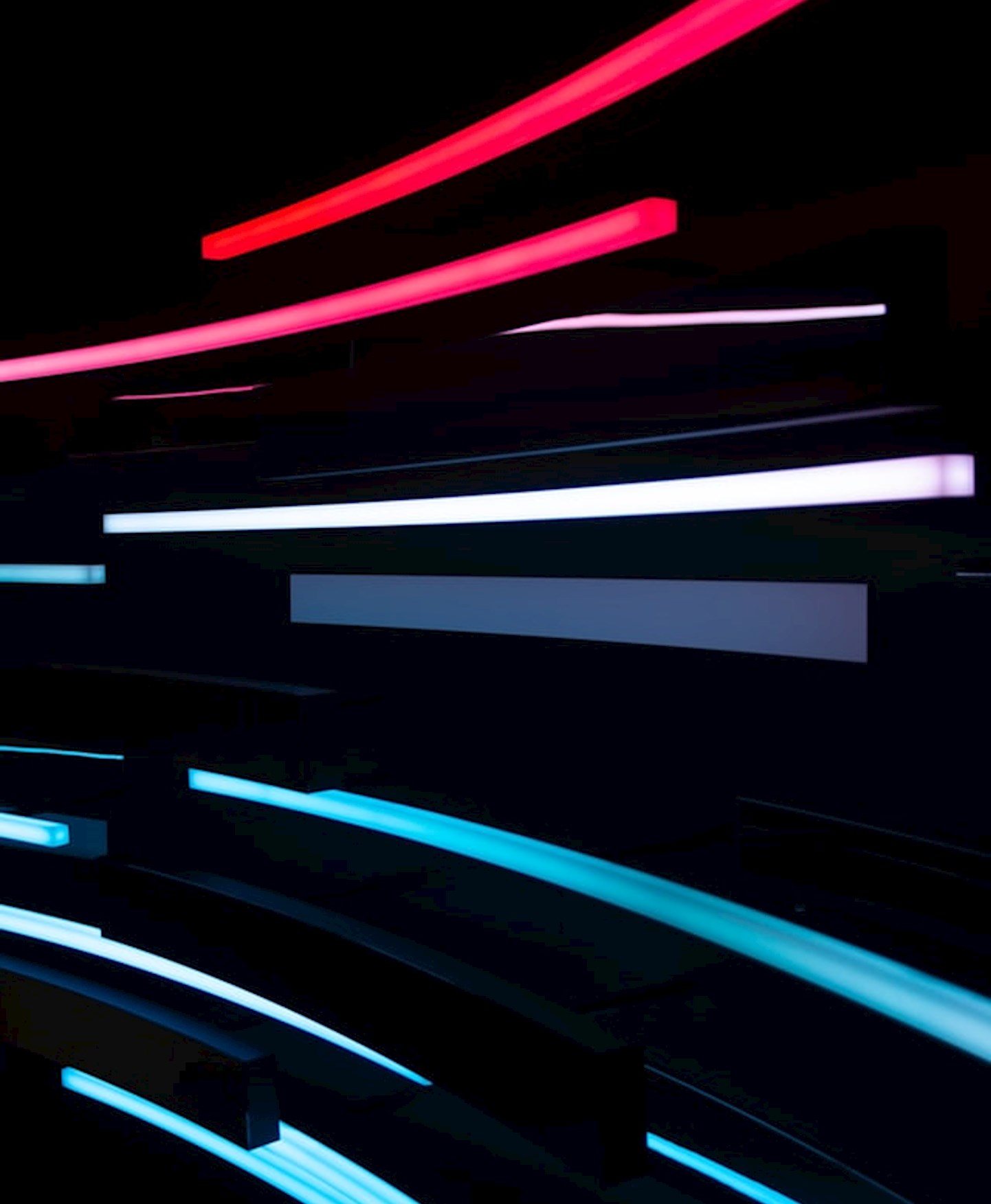 Strisce luminose colorate su fondo nero_NTT DATA a SAP NOW 2021