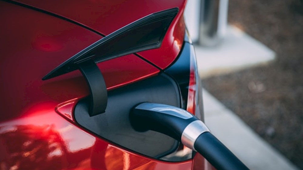 Auto elettrica rossa in fase di ricarica_Automotive Dealer Day