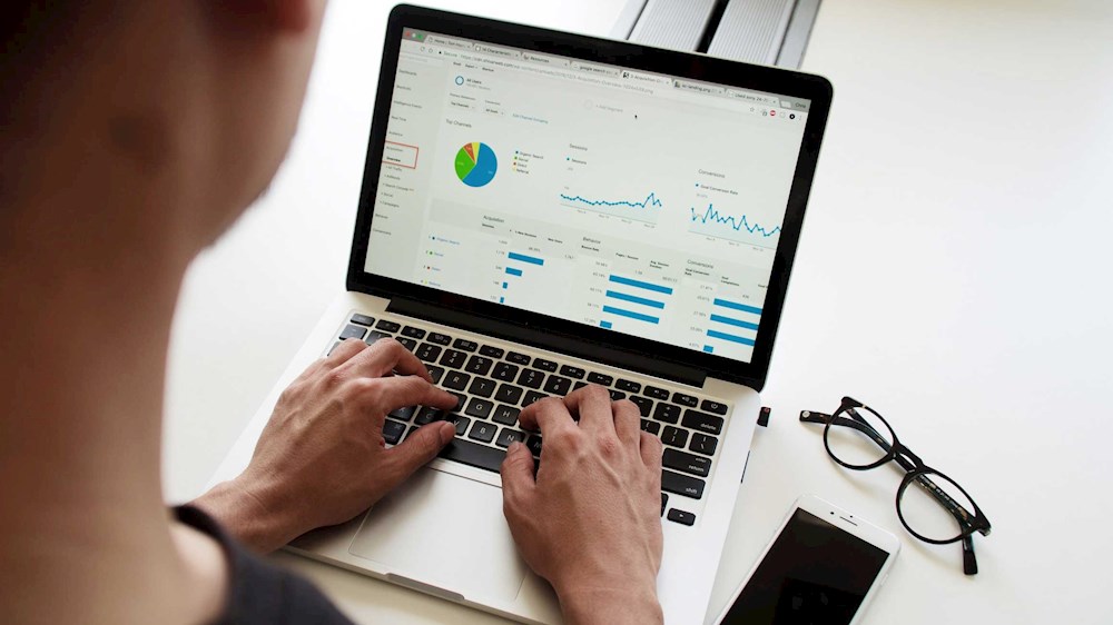 persona che lavora su dei grafici al computer