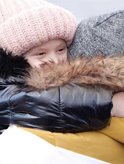 Bambino che abbraccia adulto_NTT DATA sostiene AVSI in campagna per la popolazione Ucraina